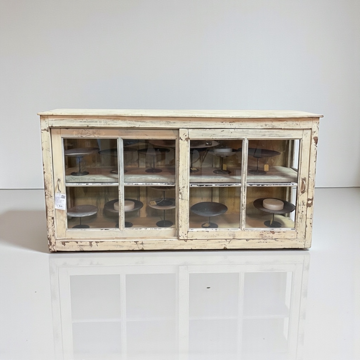 Sideboard mit Glasschiebetüren