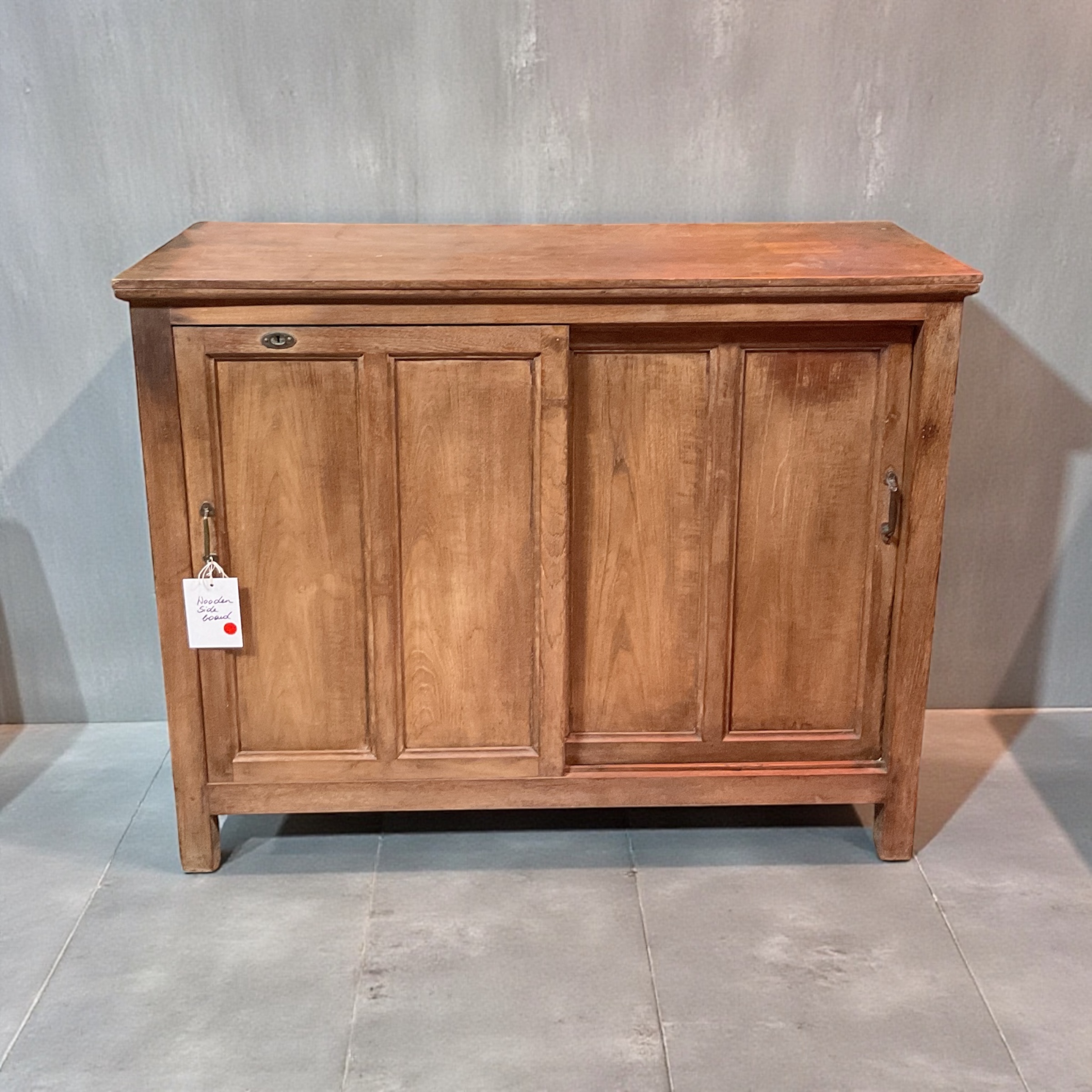 Indische Vollholz Kommode mit zwei Schiebetüren und zwei Fächern