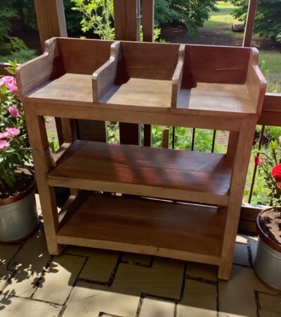 Holzregal mit 3 unterteilten Fächern