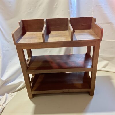 Holzregal mit 3 unterteilten Fächern