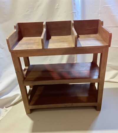 Holzregal mit 3 unterteilten Fächern