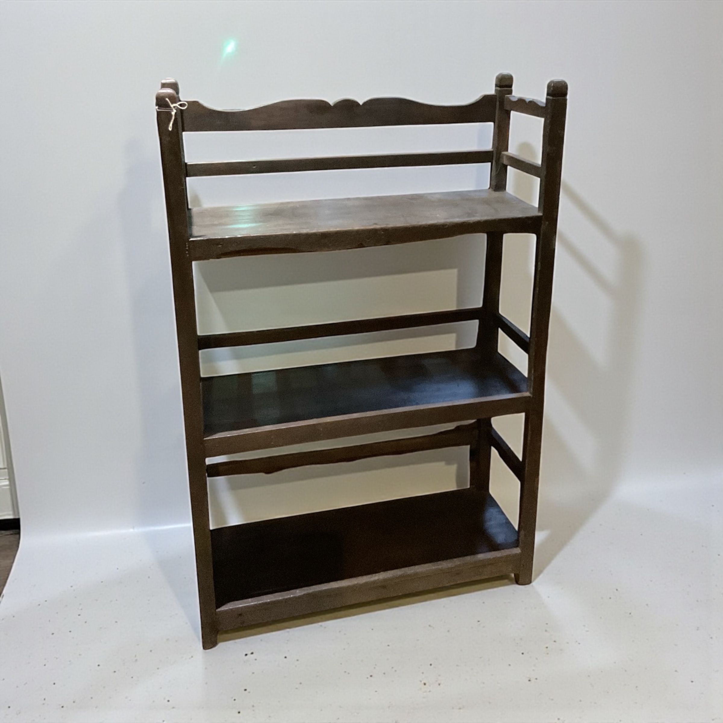 Elegantes Holzregal aus Indien