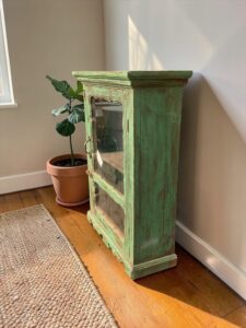 Grüner Wandschrank