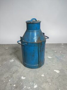Blaues Deko Milchkanl