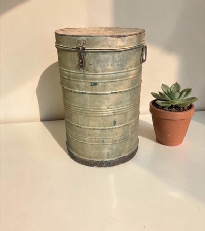 Alter Metallbehälter mit Deckel