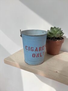 Vintage Metalleimer „Cigarette Only“