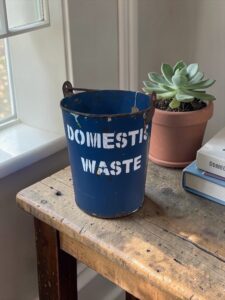 Vintage Metalleimer „Domestic Waste“