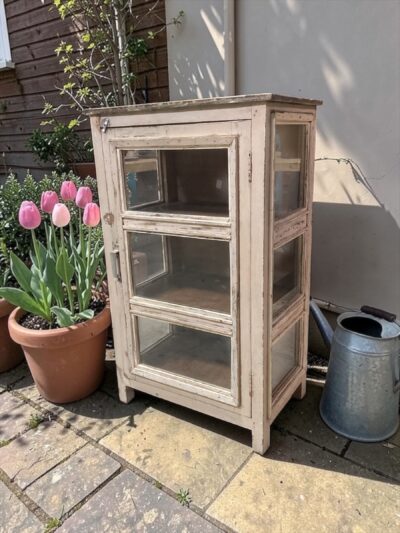 Vintage Vitrinenschrank aus Holz mit Glas