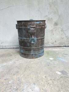 Antike Metalltruhe mit Deckel