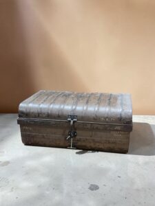 Eisenkoffer aus Indien, innen hellgrün