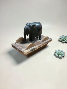 Vintage Elefant auf Holzfahrzeug