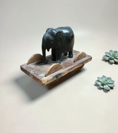 Vintage Elefant auf Holzfahrzeug