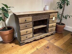 Sideboard aus Holz mit Schubladen
