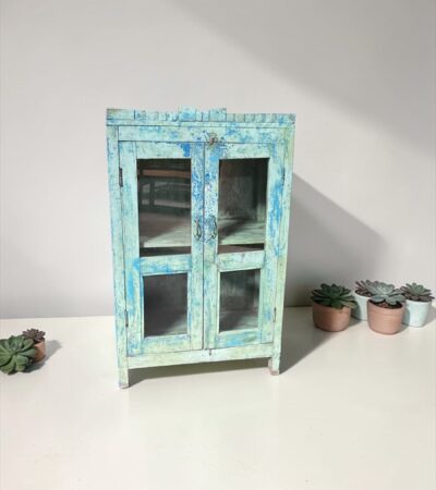 Holzvitrine im Shabby-Chic-Look