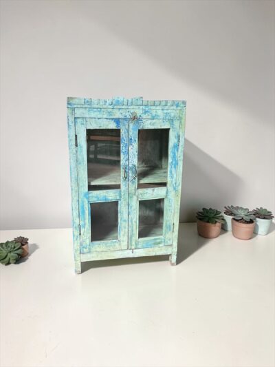 Holzvitrine im Shabby-Chic-Look