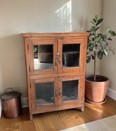 Vitrinenschrank aus Massivholz