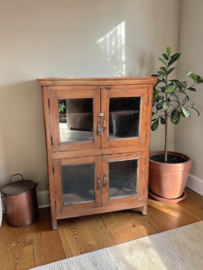 Vitrinenschrank aus Massivholz