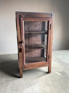 Vitrinenschrank mit Glastür