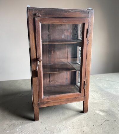 Vitrinenschrank mit Glastür