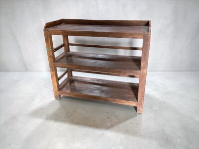 Regal aus Massivholz mit Aufkantung