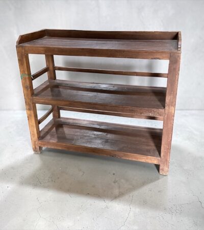 Regal aus Massivholz mit Aufkantung