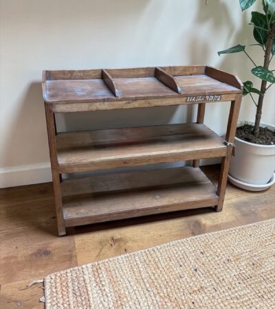 Ablageregal mit Fächern