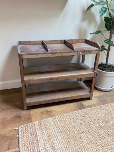 Ablageregal mit Fächern