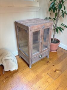 Holzvitrine mit Glastüren