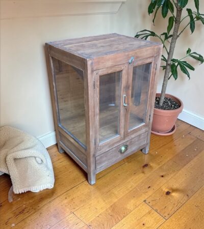 Holzvitrine mit Glastüren