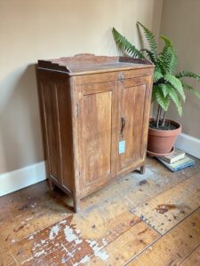 Holzschrank