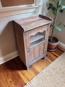 Holzschrank mit Glaseinsatz