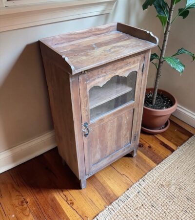 Holzschrank mit Glaseinsatz