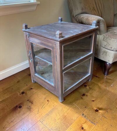 Holzvitrine mit Glaseinsätzen