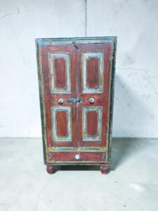 Holzschrank