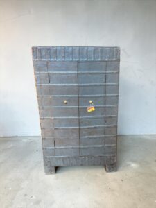 Schrank mit Metallverkleidung