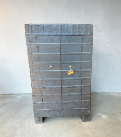 Schrank mit Metallverkleidung