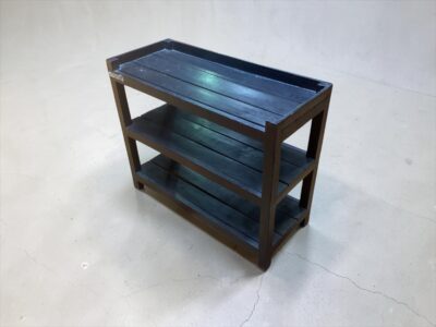 Holzregal mit drei Ablageflächen