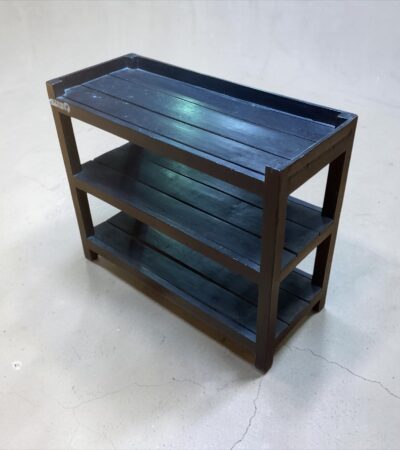 Holzregal mit drei Ablageflächen