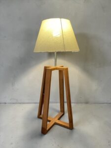 Tischlampe mit Holzgestell