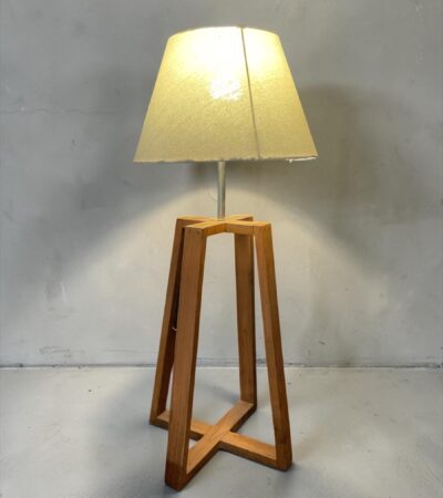 Tischlampe mit Holzgestell
