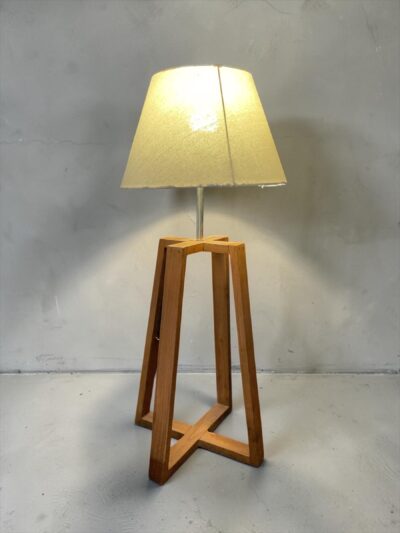 Tischlampe mit Holzgestell