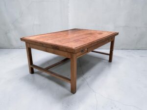 Großer Holztisch