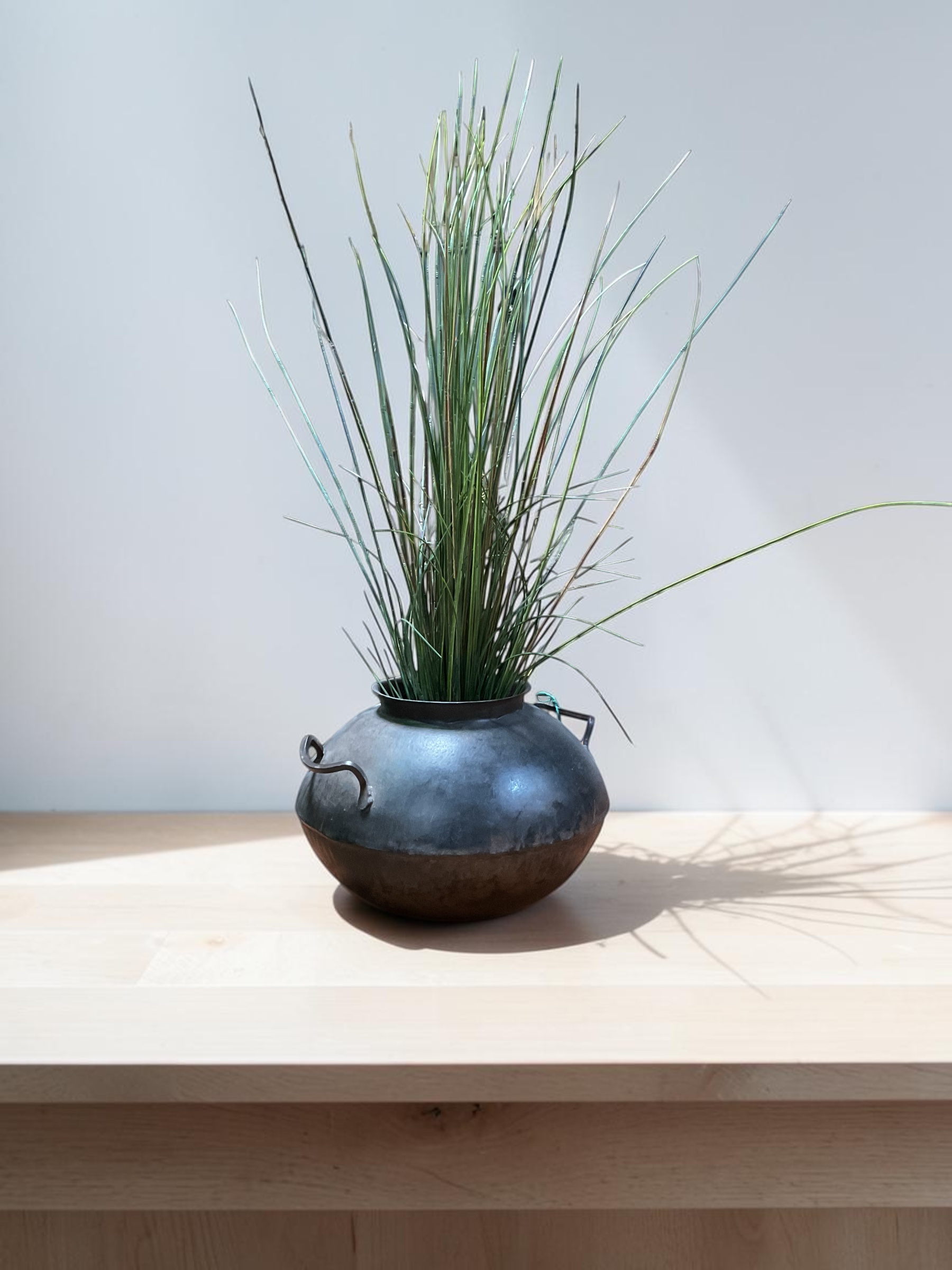 Metallvase mit Griffen - Image 2