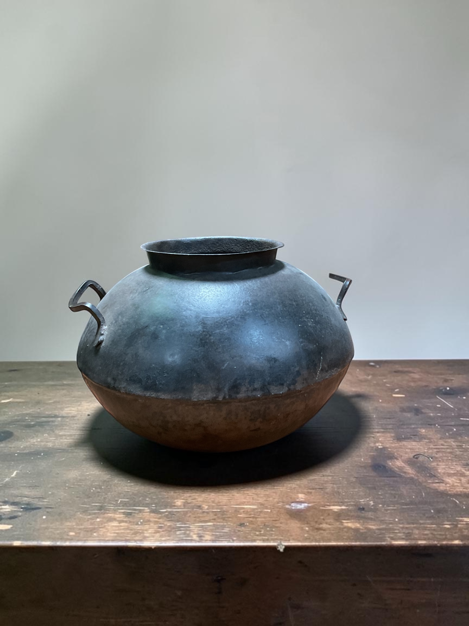 Metallvase mit Griffen