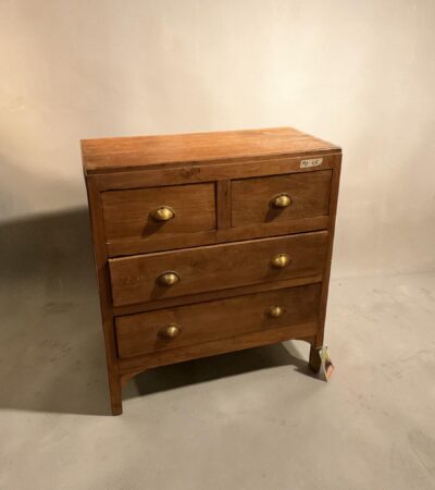 Holzkommode mit Schubladen