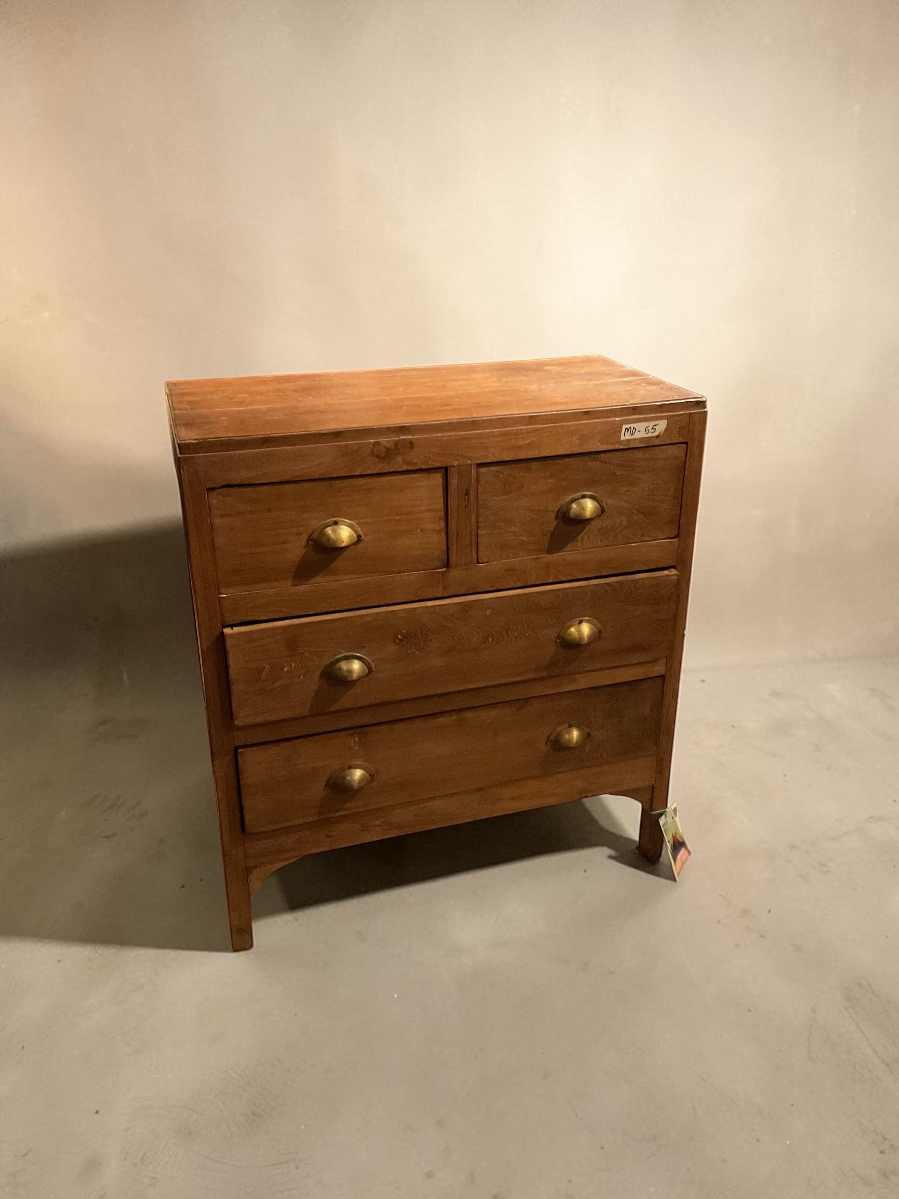 Holzkommode mit Schubladen