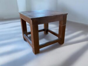 Kleiner Holztisch