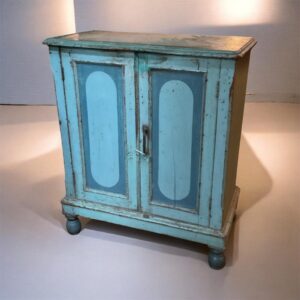 Blauer Holzschrank
