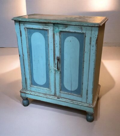 Blauer Holzschrank