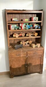 Holzschrank